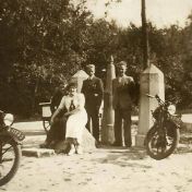 Kenteken: A 11735; Vaals, Drielandenpunt,  Jannes Gerrit Oostinga en Barbara (witte jurk) Oostinga-Broekema, foto: W. Oostinga