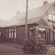 Kenteken: A 6982; Tonko Mulder en dochter Trijn op de Douglas, voor zijn woning, Hoofdstraat, Finsterwolde, 1931, foto: H. Stuut