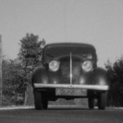 Kenteken: A 32383; Renault Juvaquatre, foto: still uit de film "Het districtsconsultatiebureau tuberculosebestrijding", C.R. Tiddens, 1948. coll. GrA (2209-AV0447)