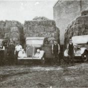 Kenteken: A 4643; Opslagloodsen voormalige fabriek "Erika". V.l.n.r: v.d Laan, H. Fruitema, Max Fruitema, M.F. Engels en W. Engels, foto: "Uit Pekela's verleden" pag. 192 (1769-9257)