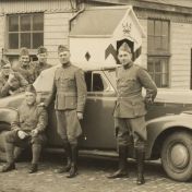 Kenteken: A 20231; Pontiac, Luchtwachtschool Den Haag, 1939. geheel rechts Frits Wilkens, fotograaf onbekend, foto: <a href='https://salha.nl/bronnen/fotos-en-films/foto-s/detail/0610ed8d-086b-a293-2512-411b4420c2f3/media/2991' target='_blank'>Streekarchief Langstraat Heusden Altena</a>