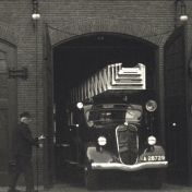 Kenteken: A 28729; Studebaker, foto: still uit de film "Is Groningen Paraat?" S.J. Bakker, J.M. Heres Diddens-Zegerink ten Rodengate Marissen, 1940, coll. GrA (2209AV0019)