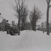 Kenteken: A 27280; Assen. Steendijk, foto genomen vanaf de kruising met de Pelikaanstraat richting oost (Rolde), ca. 1939, foto: K. P. Timmer; Fotograaf: A. Timmer