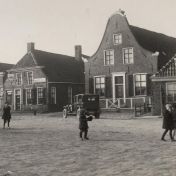 Kenteken: A 4685; De auto bij de 'De Pijp' in Farmsum, ca. 1928, foto: T. Groenewold