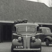 Kenteken: A 4376; Chevrolet, foto: still uit de film "Is Groningen Paraat?" S.J. Bakker, J.M. Heres Diddens-Zegerink ten Rodengate Marissen, 1940, coll. GrA (2209AV0019)