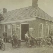 Kenteken: A 9165; Indian, Smederij Stitswerd, ca. 1926, foto: Historische Kring Noordelijk Hunsingo, collectie G. de Boer (gdb-188)