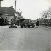 Kenteken: A 4592; Willys Jeep, Beneden Westerdiep/Verl. van Berensteynstraat Veendam 20-02-1953, foto: collectie Veenkoloniaal Museum (vm 7.3 Po On 15)
