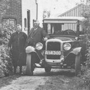 Kenteken: A 14300; Pieter Timmer en Maria Timmer-Brust naast de Chevrolet, 1928, foto: uitsnede 2437-5826.jpg