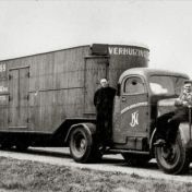 Kenteken: A 19700; Links H. Roggen, rechts H. Bos bij de Crosley truck april 1948, foto: R. Heersema