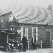 Kenteken: A 9809; Bode Lantinga met zijn T-Ford, die hem bij inruil fl. 450,- kostte, foto: archief W. Mollema.