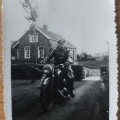 Kenteken: A 24283; Berend Kool op zijn DKW, Winschoten, 1949, foto: N. Stormer