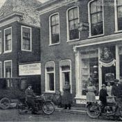 Kenteken: A 895; Winkel en woning van P. Smith (oprichter van de Damster Automaatschappij) 1925, foto: collectie Gemeente Appingedam  001741.jur.jpg
