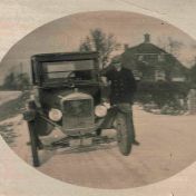 Kenteken: A 14319; Zijldijk, Klaas Leeuw naast de Ford, foto: B.  van Dam