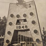 Kenteken: A 3217; Groningen, Stadspark, ingang van de tentoonstelling 'Groningen 1948', foto: archief Dagblad van het Noorden; Fotograaf: Folkers, E.