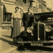 Kenteken: A 21528; B.J. Bootsma en A. Bootsma-Timmer bij de Renault Monaquatre, Groningen, Friesestraatweg 15, 1935 foto: D.Hamminga-Bootsma