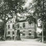 Kenteken: A 10105; Ford T, Slochteren, gemeentehuis, 1925 (818-13657)