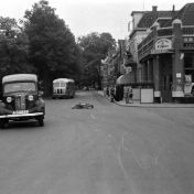 Kenteken: A 34649; Bedford HC, ongeval op kruispunt Nieuwe Huizen, Groningerstraat, Oudestraat, Rolderstraat. Assen 24-06-1950 foto: L. Huizinga