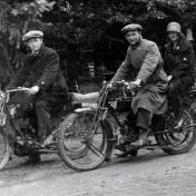 Kenteken: A 8627; Links Eduard Abeln op de Saroléa, uitsnede foto N. Abeln