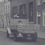 Kenteken: A 19722; Ford, foto: still uit "Verkeersfilm", C. van der Mei, 1934, coll. GrA (2209-0176)