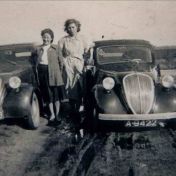 Kenteken: A 36783; 2x Fiat Topolino, Griet Huizinga, Janna Veenwijk- Knol en Job Veenwijk, foto: archief W. Mollema