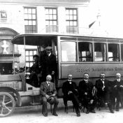 Kenteken: A 865; NAG, Auto-Omnibus Usquert-Groningen-Onderdendam 21-06-1912, foto: H. Zeeman