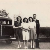Kenteken: A 4251; Thomas Rutgers met twee van zijn dochters naast de Buick, stadspark Groningen, 19 april 1948, foto: J. A. Leenes