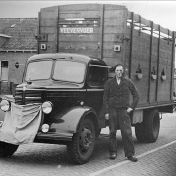 Kenteken: A 34776; Bedford, bocht Oosterdiep Veendam, begin jaren 50 foto: M. A. Kamphuis-Grimmenga