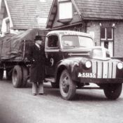 Kenteken: A 35135; Henk Jonker naast de Ford, bron foto:  "Jonker Vijfenzeventig jaar in beweging." (1957-25777)