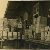 Kenteken: A 27377; Uitladen van dozen Brinta, foto: collectie Veenkoloniaal Museum (vm 3.2/09.BR.12)