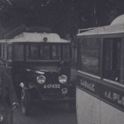 Kenteken: A 17432; Renault, foto: still uit de film "Diversen familie", van G. Molenaar, jaren '30, coll. GrA (2209-AV14913)