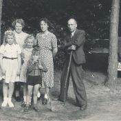 Kenteken: A 14685; De familie Haak met een kennis en haar dochter, bij de auto, foto: B. Haak