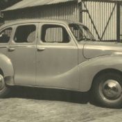 Kenteken: A 43665; Austin A40,  foto: collectie Veenkoloniaal Museum (vm 7.3 Pe Po 8.1)
