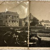 Kenteken: A 29495; Jurjen Veldhuis op zijn Rudge motor, Nijverheidskade, Wildervank, ca. 1939, foto: W. Veldhuis