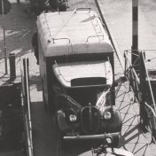 Kenteken: A 26925; Ford V8, Groningen, provinciale Damsterbrug 1939, foto: uitsnede 1785-27571.jpg