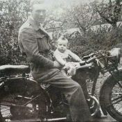 Kenteken: A 37212; Jan Wolf op de motor, foto: T. Wolf
