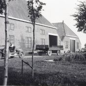 Kenteken: A 31176;  Buick achter de boerderij te Amsweer, foto: D. Visser