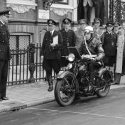 Kenteken: A 32705; Harley-Davidson, Start Betrouwbaarheidsrit 14-10-1954, uitsnede foto Piet Boonstra, 