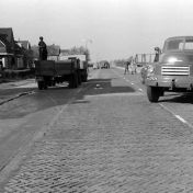 Kenteken: A 37575; Bedford, aanrijding Hoofdvaartsweg Assen, 06-03-1954 foto: L. Huizinga