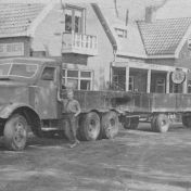 Kenteken: A 42243; Mack, foto: collectie <a href='http://www.transportnostalgie.punt.nl/' target='_blank'>transportnostalgie.punt.nl</a>