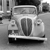Kenteken: A 43100; Fiat Topolino,  Verkeersongeval Oranjestraat Assen, 15-09-1949 foto: L. Huizinga