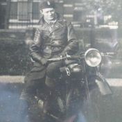 Kenteken: A 10953; Jan Hendrik Oosterwijk op de Rudge, foto: T. Oosterwijk