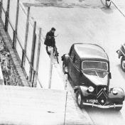 Kenteken: A 15160; Citroën Traction Avant, Groningen, Stoeldraaiersstraat, 1952, foto: uitsnede 2248-2742; Fotograaf: Fotobedrijf Piet Boonstra