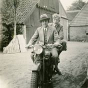 Kenteken: A 8156; Norg, Douwe Tamminga en Harm Zeeven op de Ariël, 1934, foto: L. Weidgraaf