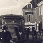 Kenteken: A 9478; Latil, foto: still uit de film "Dorpsfilm Hoogkerk", P. Mulder, 1936-1938, coll. GrA (2209-AV0010)