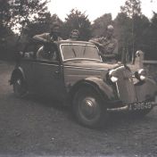 Kenteken: A 38649; DKW, Vaals augustus 1947 v.l.n.r. Gien Hollema-Eikenberg; Claartje Went, Wim Went foto: G.R. Hollema