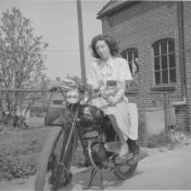 Kenteken: A 22486; Riet van der Lei - de Bruijn op de Gazelle motor van haar schoonvader Johannes, Leens, ca. 1950, foto: J. F. E. van der Lei