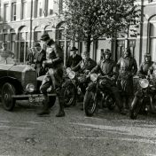 Kenteken: A 22406; Provincie rit friese motorclub, bij hotel De Groene Weide aan de Harlingersingel in Leeuwarden, 20-10-1935 (2138-7719)