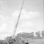 Kenteken: A 28729; Studebaker, Appingedammer Tentoonstelling voor Handel, Industrie en Landbouw, demonstratie brandweer stad, 1948, foto: Collectie voormalige gemeente Appingedam; collectie Huizinga (img245)