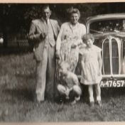 Kenteken: A 47657; Roelof Fokkens, zijn zus Catharina Gerrits-Fokkens, zoon Marten Fokkens en Marga Gerrits bij de Ford Anglia, 1955, foto: M.J. Gort-Gerrits