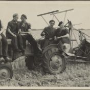 Kenteken: A 44415; Klazienaveen-Noord, vijf mannen poseren op de Allis Chalmers tractor met zichtmachine en zelfbinder, in het midden Hendrik Koops, ca. 1951 (2437-6698)